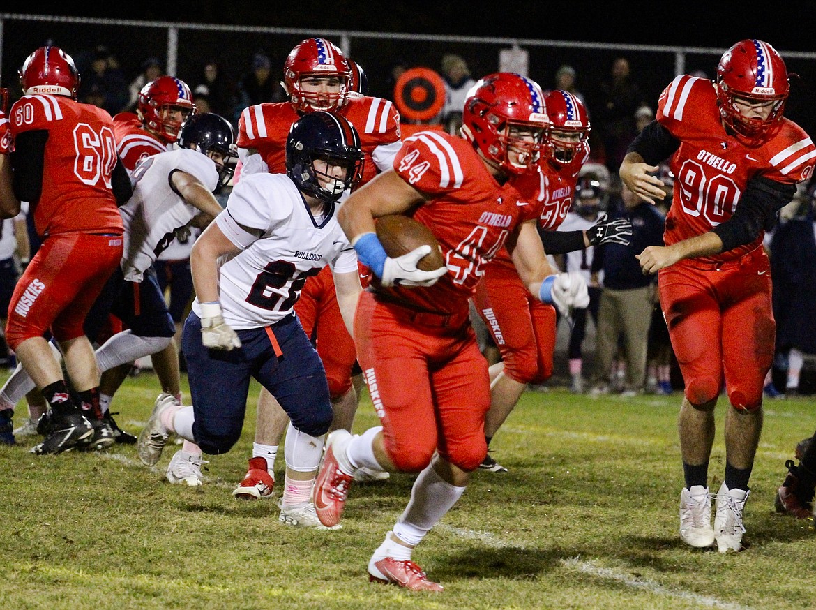Othello senior Isaiah Perez rushes to the outside for the Huskies in his final season on the gridiron this past fall.