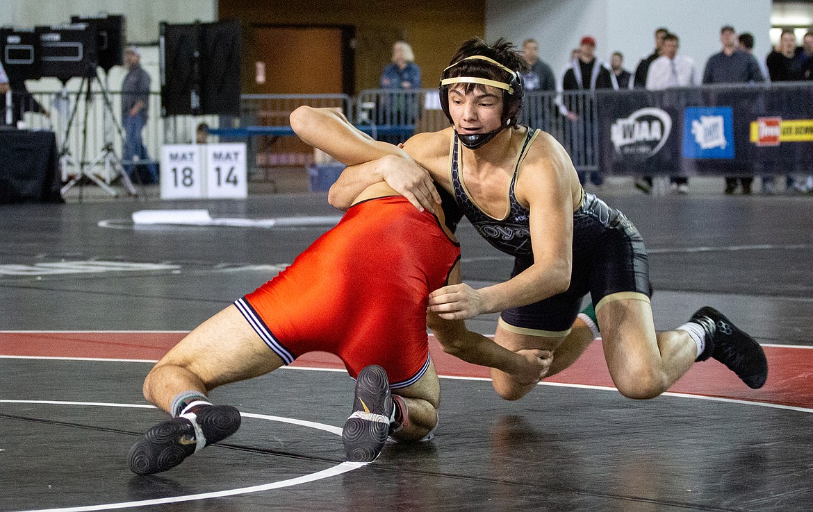 Casey McCarthy/Columbia Basin Herald Royal senior Lorenzo Myrick moves to take his opponent to the mat in the championship bout at 160 in 1A.