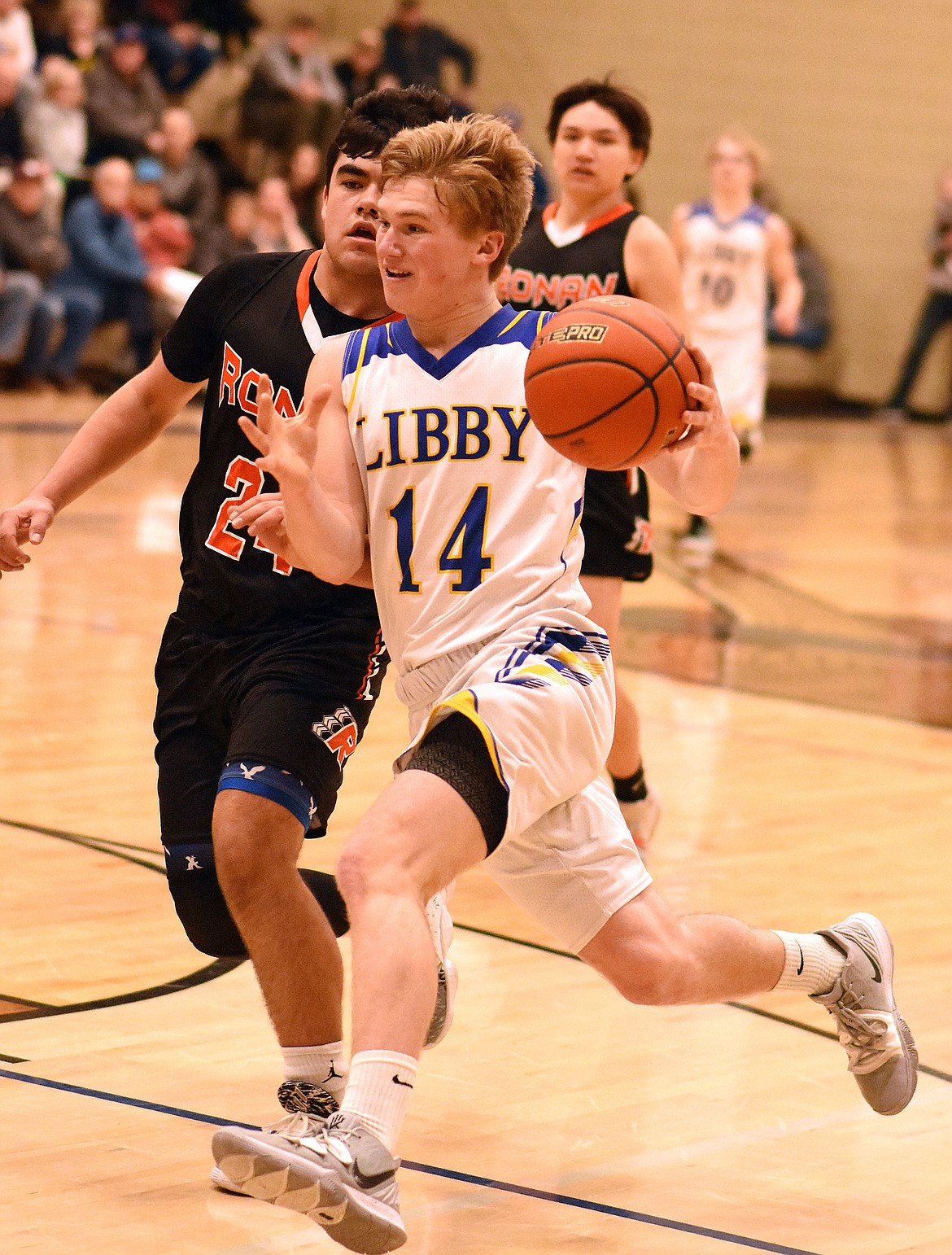 Chandler Bower of the Libby Loggers drives toward the basket Feb. 24. (Duncan Adams/The Western News)