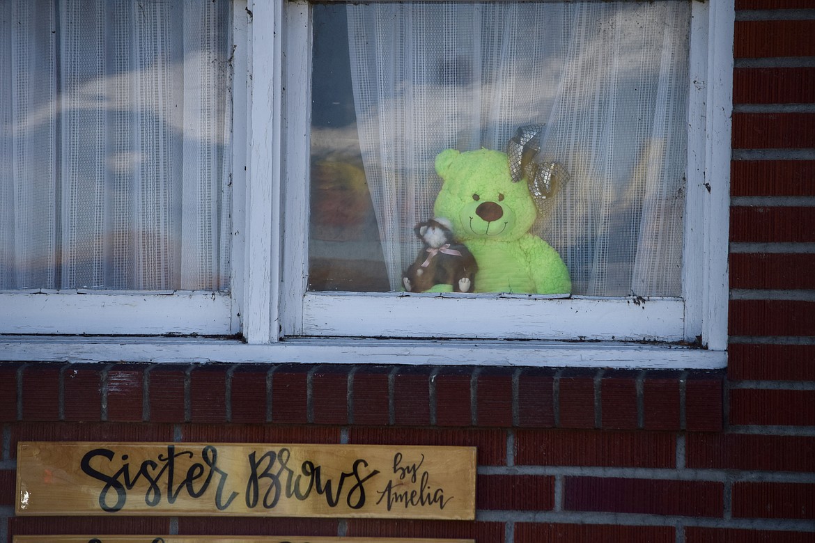 Charles H. Featherstone/Columbia Basin Herald
A teddy bear in the window of Larry Tracy’s law offices at 305 W. Fourth Avenue in Moses Lake, one of over 60 stuffed animals in windows as part of the great, worldwide “Bear Hunt.”