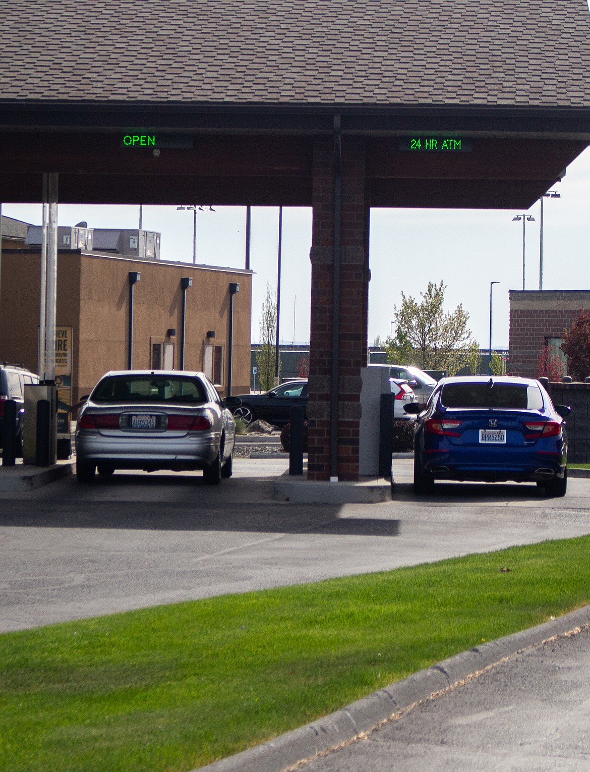 Casey McCarthy/Columbia Basin Herald Moses Lake residents swing through Horizon Credit Union on Tuesday afternoon.