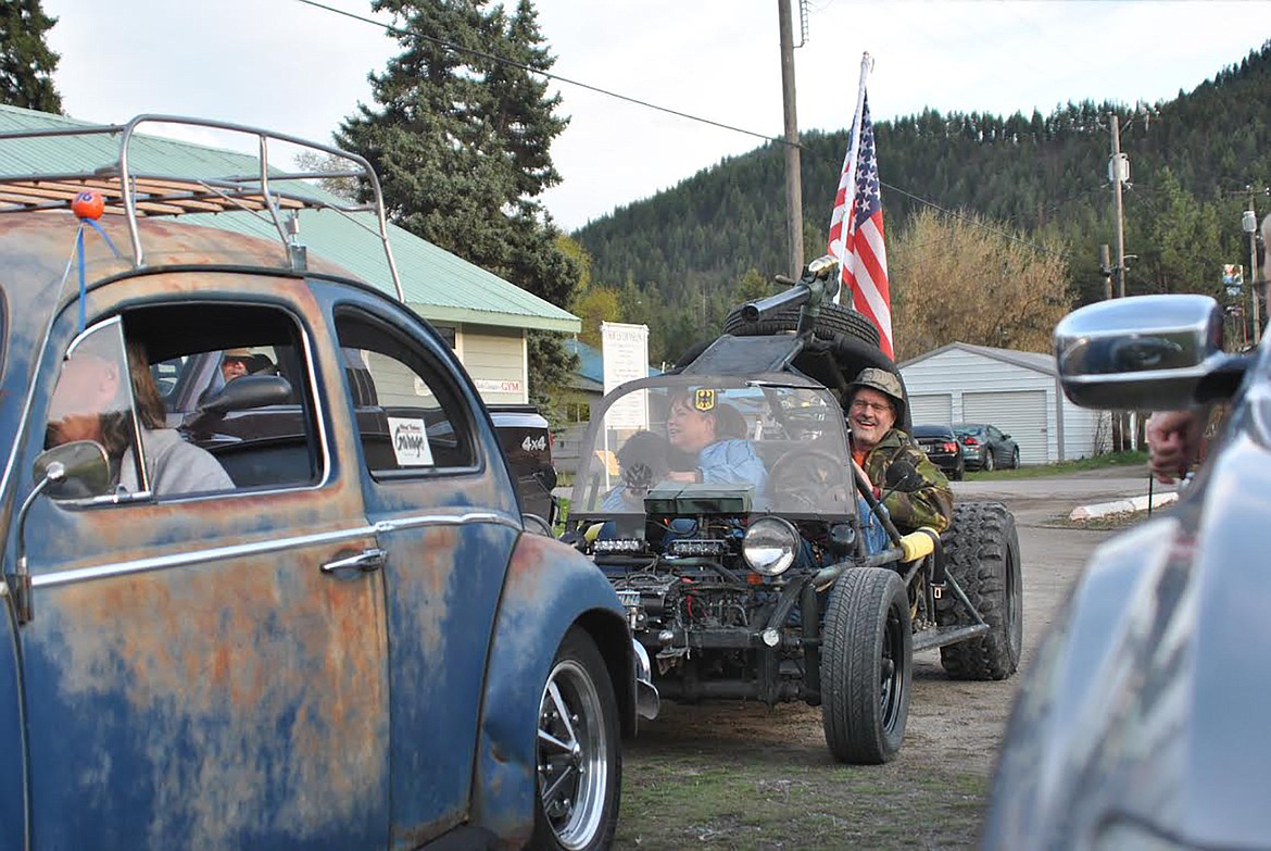 Locals gather at the Superior Food Bank parking lot before cruising the loop through town last Friday evening. (Amy Quinlivan/Mineral Independent)