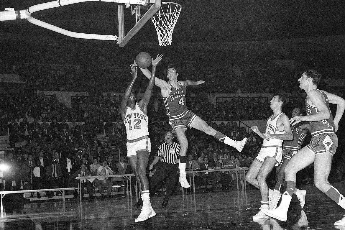 DAVE PICKOFF/Associated Press 
 Jerry Sloan (4) of the Chicago Bulls and Dick Barnett (12) of the New York Knicks go after a rebound during a 1968 game at Madison Square Garden in New York. In the background is referee Earl Strom.