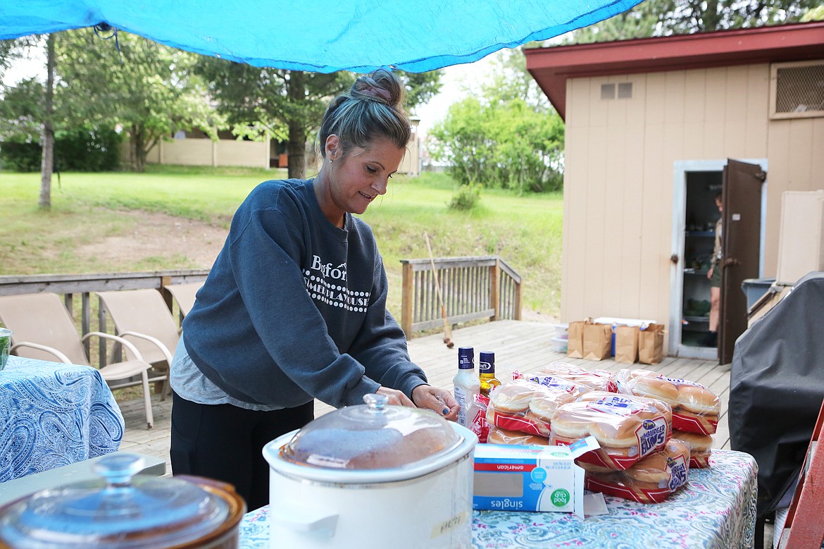 $ID/NormalParagraphStyle:MACKENZIE REISS | Bigfork Eagle
$ID/NormalParagraphStyle:Quarantine dinner organizer Shannon Barrett sets out hamburger buns for Monday’s sloppy joe dinner.