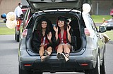 Car parade sends Wahluke High School graduates out in style