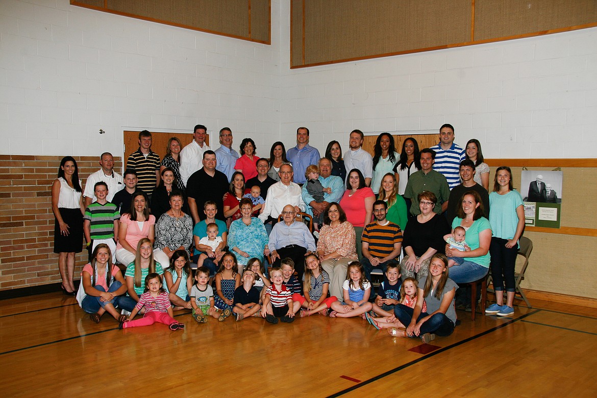 Family surrounds Robert Hammond for his 90th birthday.