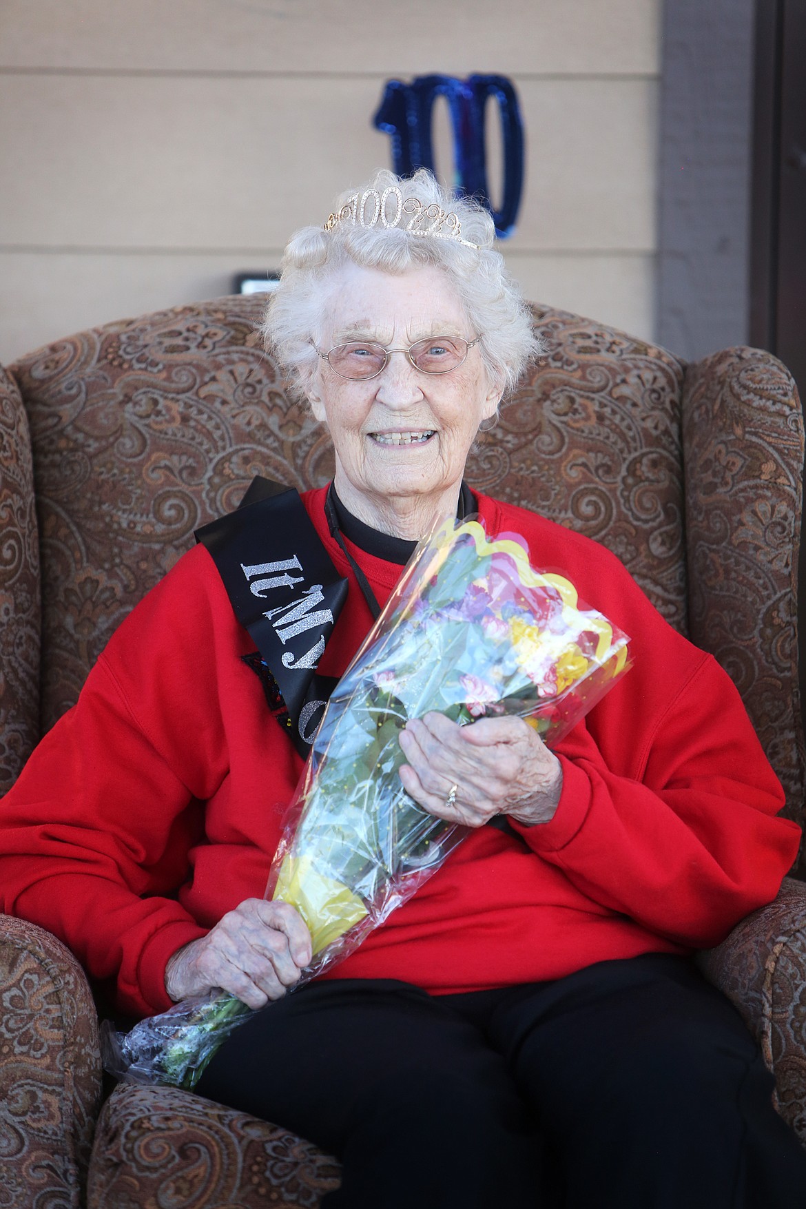 $ID/NormalParagraphStyle:MACKENZIE REISS PHOTOS | Bigfork Eagle
$ID/NormalParagraphStyle:Harriet Dent smiles for a few mask-free, socially-distanced photos during her 100th birthday parade at Rising Mountains Assisted Living in Bigfork last Tuesday.