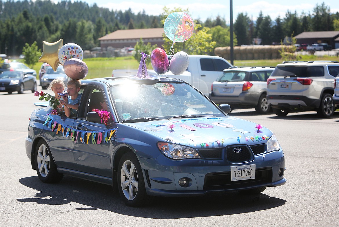 $ID/NormalParagraphStyle:Many of the cars were decorated with balloons in honor of Harriet Dent.