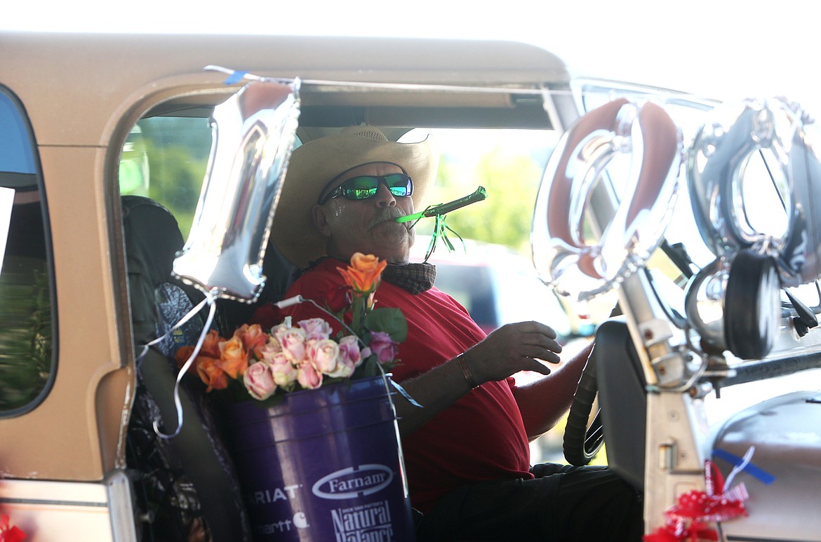 $ID/NormalParagraphStyle:Parade participants handed out roses to Harriet Dent — there were, of course, 100 in total.