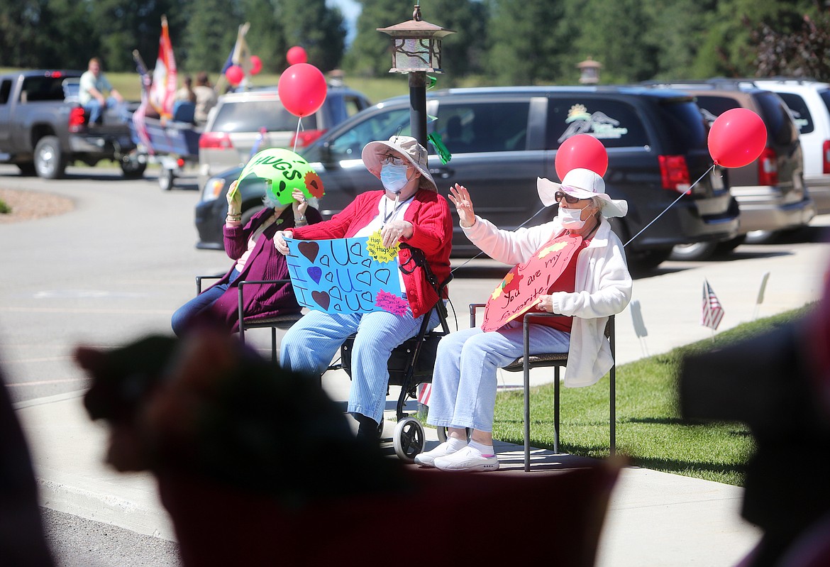 $ID/NormalParagraphStyle:MACKENZIE REISS PHOTOS | Bigfork Eagle
$ID/NormalParagraphStyle:Residents wave to passersby during Dent’s parade.