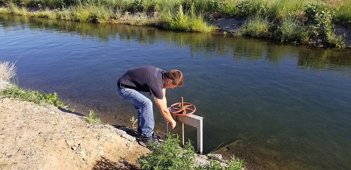 Nate Volkov locks up a weir on the top ditch of Quincy Block 73.