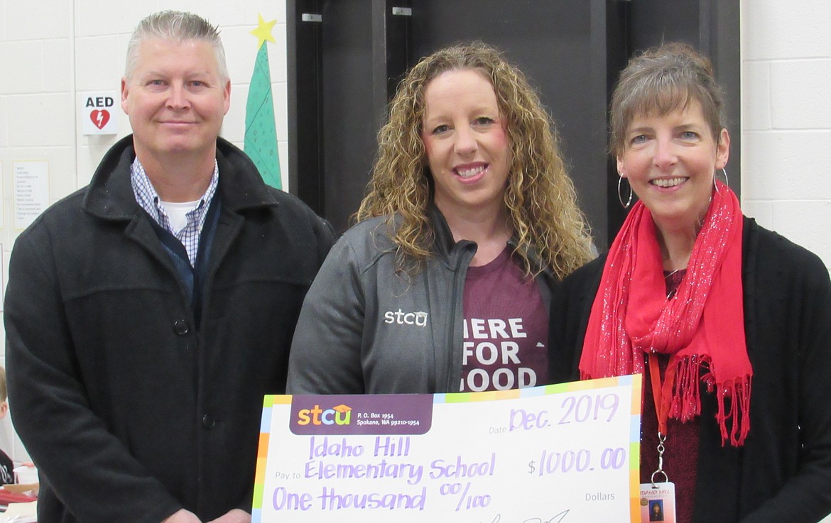 STCU officials present a $1,000 grant to Idaho Hill Elementary as part of its Volunteers County program.