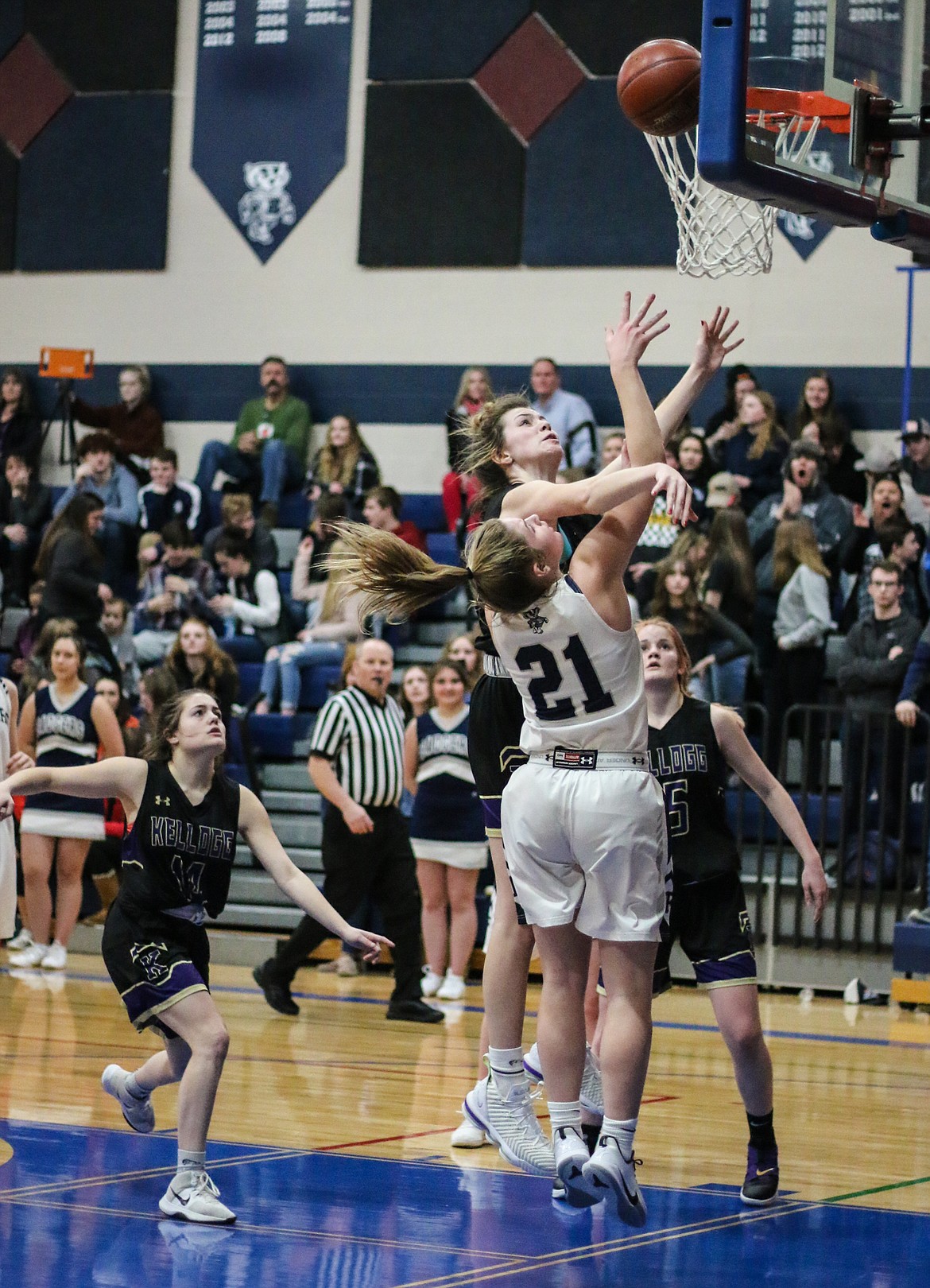 Photo by MANDI BATEMAN
Holly Ansley drives to the basket during last Thursday’s game against Kellogg.