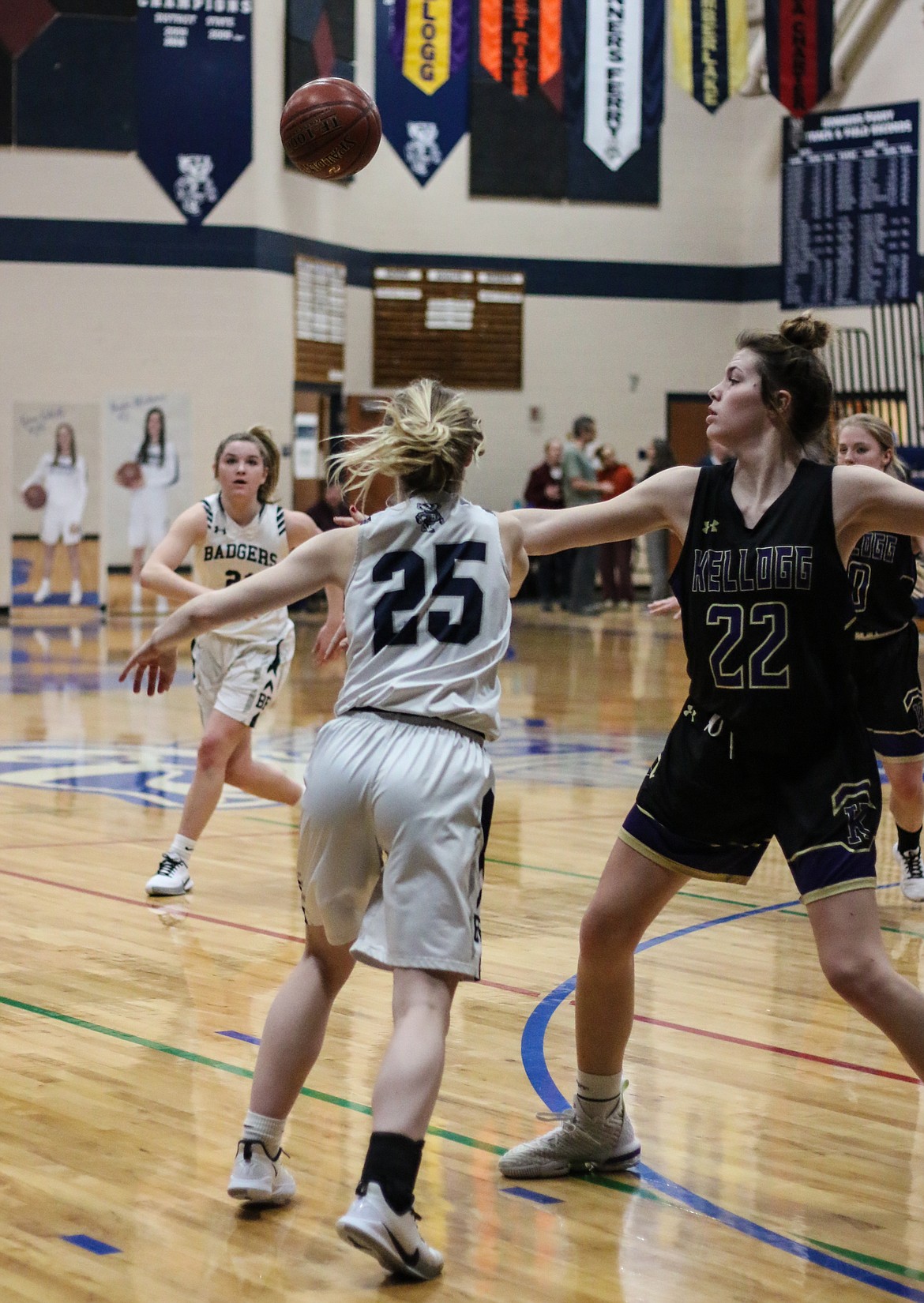 Photo by MANDI BATEMAN 
 Badgers passing the ball.