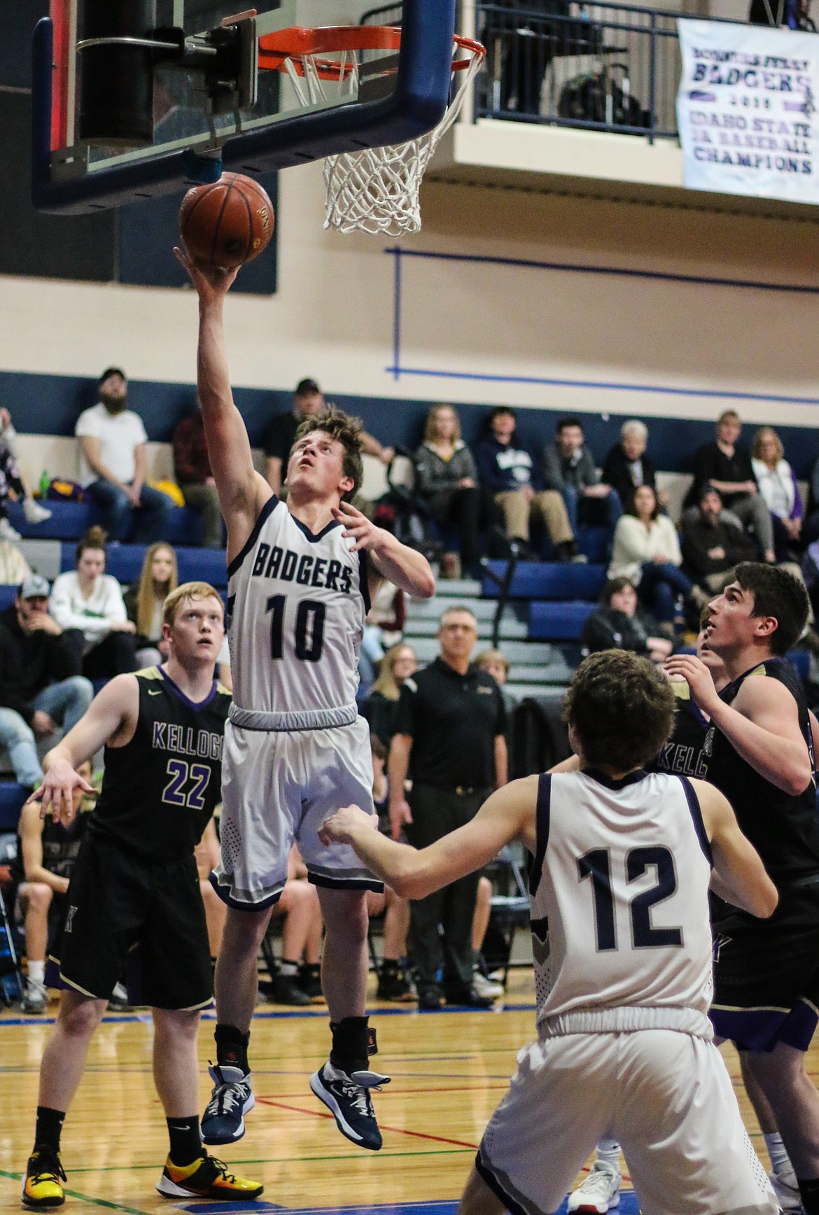 Left: Ty Bateman drives to the basket during last Thursday’s game against Kellogg. The visiting Wildcats won 73-55.
Right: Matt Morgan leaps over Wildcat defenders.