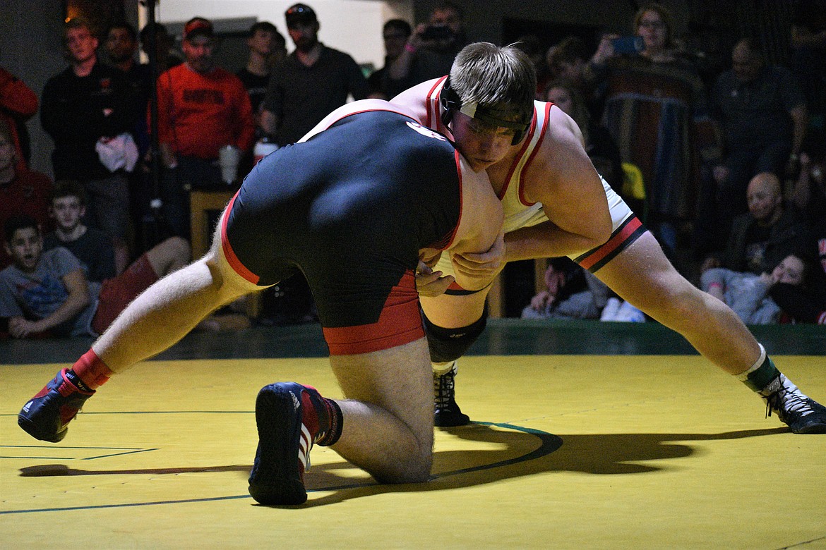 (Photo by DYLAN GREENE)
Sandpoint junior Tag Benefield takes on Moscow’s Logan Kearney in the 220-pound championship match at districts on Saturday.