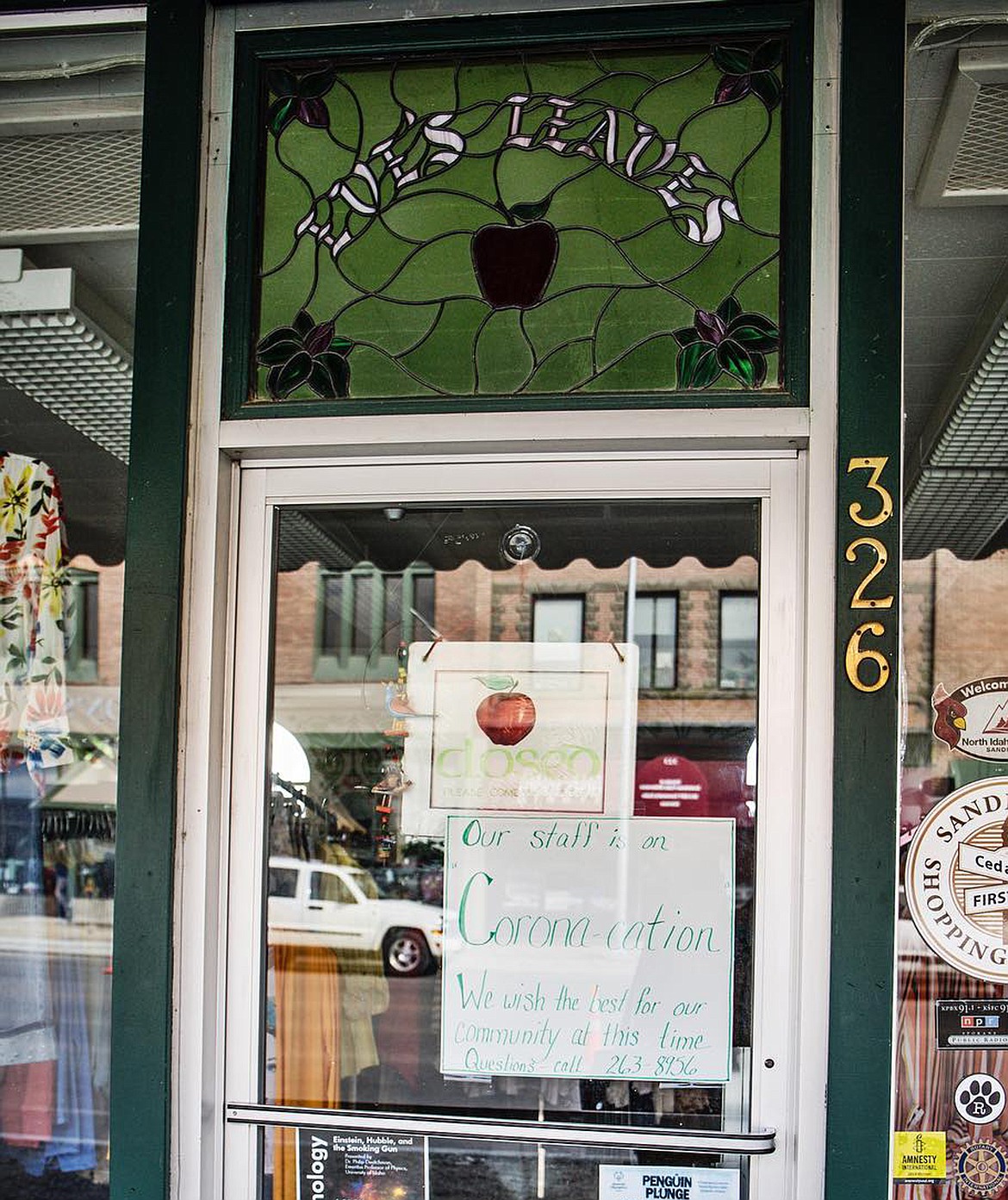 (Photo courtesy KIERSTEN PATTERSON PHOTOGRAPHY)
A sign on the door of Eve’s Leaves.