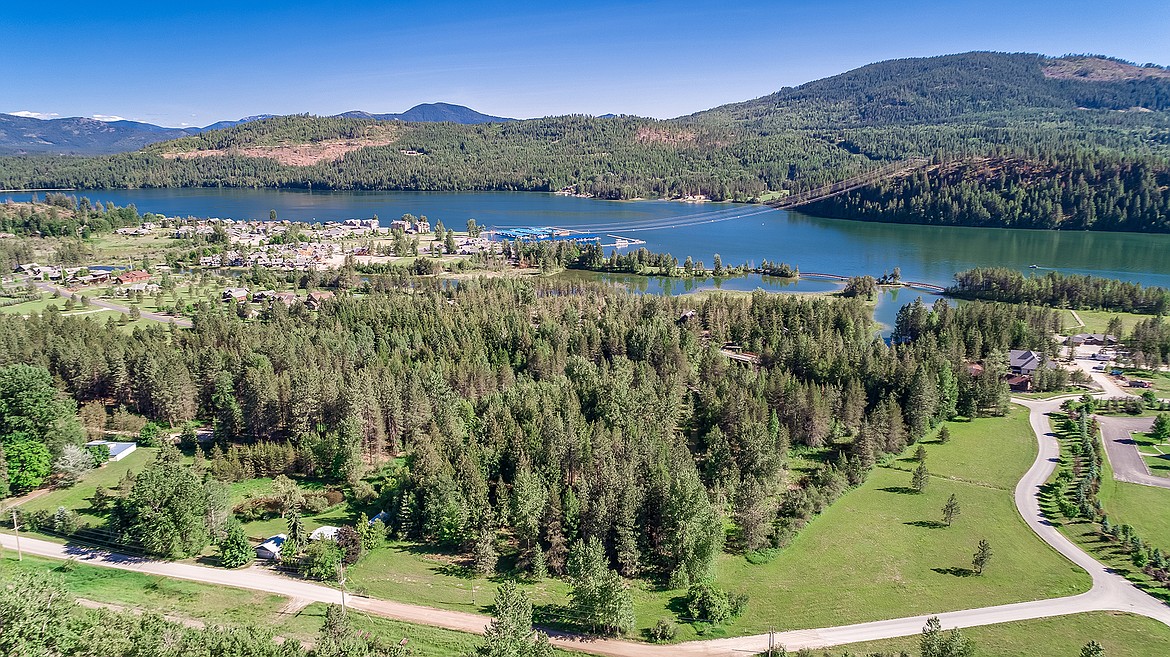 Take a self-guided tour online or drive through the Dover Bay Waterfront Community on Lake Pend Oreille.