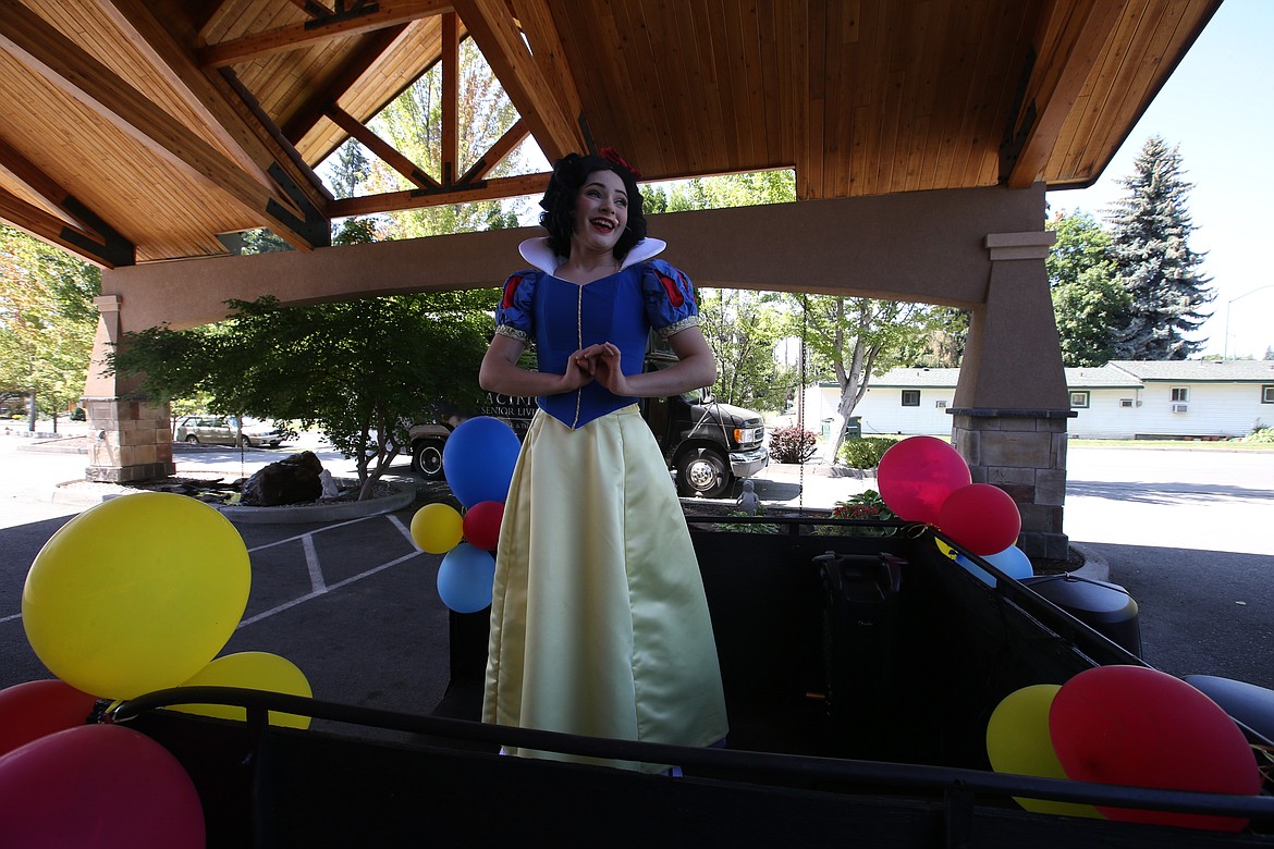 Snow White with Dreams Are Forever sings for Pat Jeffrey on Wednesday in Coeur d’Alene. (BILL BULEY/Press)