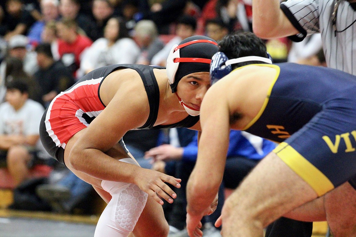 Casey McCarthy/Columbia Basin Herald Othello’s Arturo Solorio gets set to begin his bout with Selah’s Ethan Garza in the semifinals at 152 at the Leonard Schutte Roundup on Saturday.
