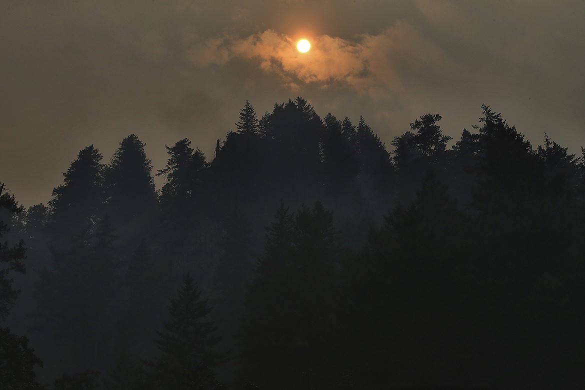 Smoke clouds from the Eagle Creek Fire obscure the sun above Multnomah Falls, Wednesday, Sept 6, 2017, near Troutdale, Ore (Genna Martin/seattlepi.com via AP)