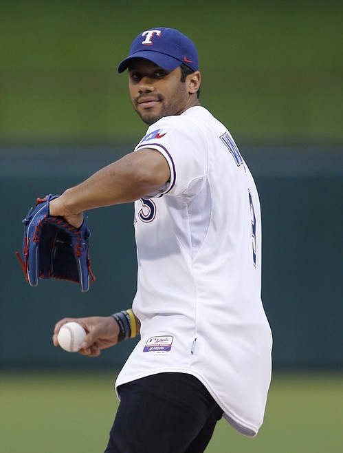 Seahawks QB Russell Wilson to join Yankees' camp Monday