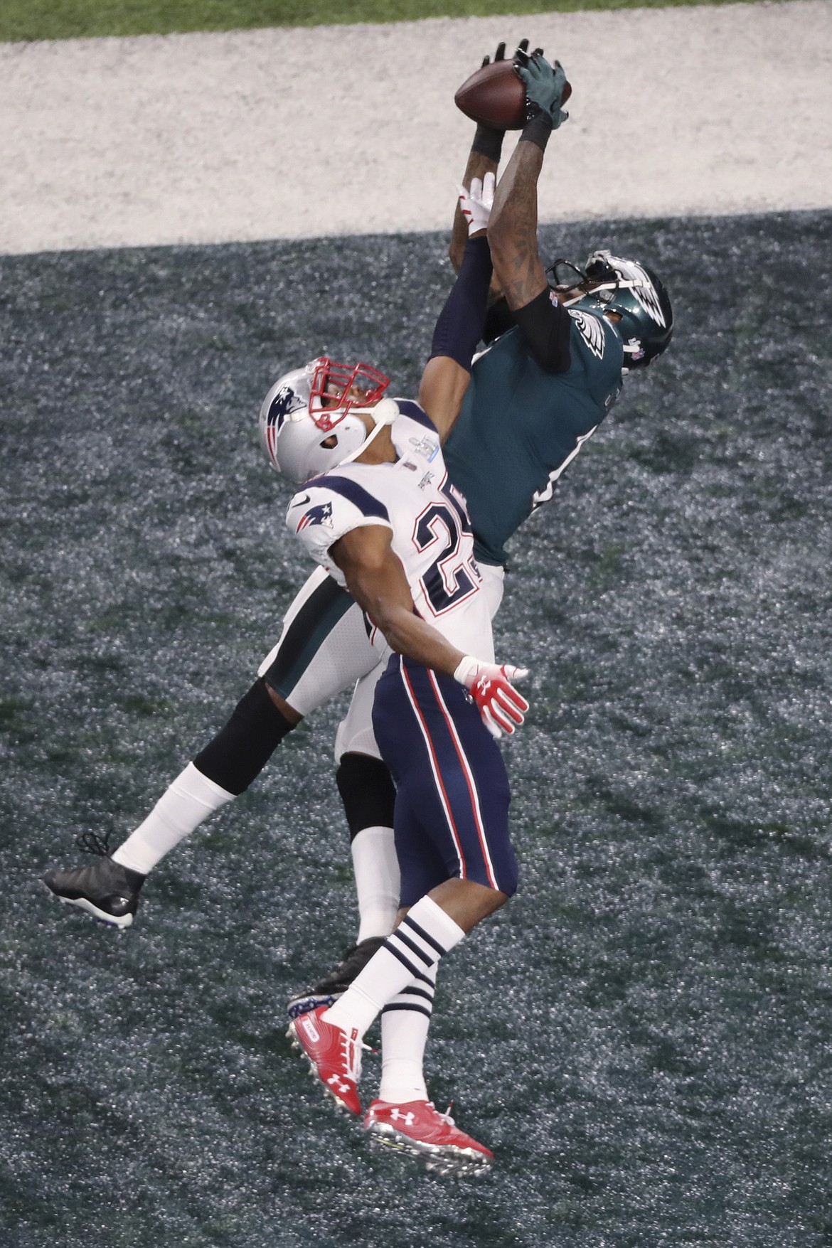 Eagles wide receiver Alshon Jeffery catches a pass for a touchdown during the first quarter at Super Bowl LII between the New England Patriots and the Philadelphia Eagles held at U.S. Bank Stadium Sunday, Feb. 4, 2018 in Minneapolis, Minn. (David Swanson/Philadelphia Inquirer/TNS)