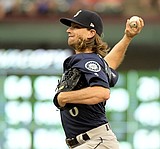 Mariners head to spring stuck in awkward middle ground