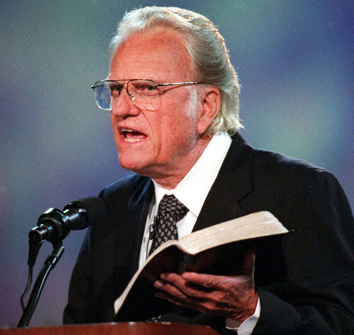 &quot;I want us to get our eyes on Jesus this week,&quot; evangelist Billy Graham urged in September 1996. (Bob Leverone/Charlotte Observer/TNS)