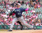 Mariners fall 5-4 to Tigers, lose Cano to fractured hand