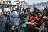 Thousands of migrants look for way around shut Greek border