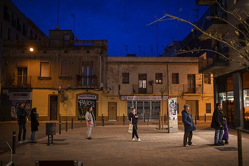 People line up to enter a shop to buy supplies in Barcelona, Spain, March 17, 2020. (AP Photo/Emilio Morenatti)