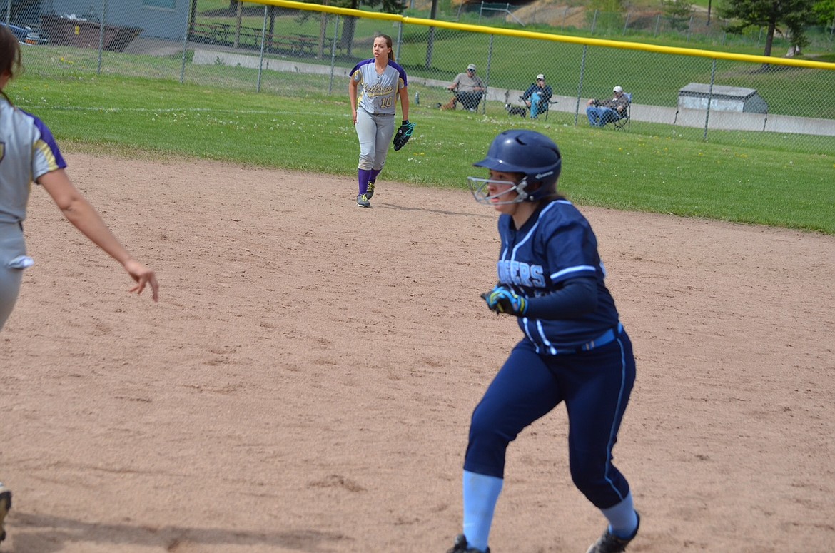 Photo by JULIE GOLDER
Hannah Beazer returning to first base after foul tip against Kellogg Saturday.