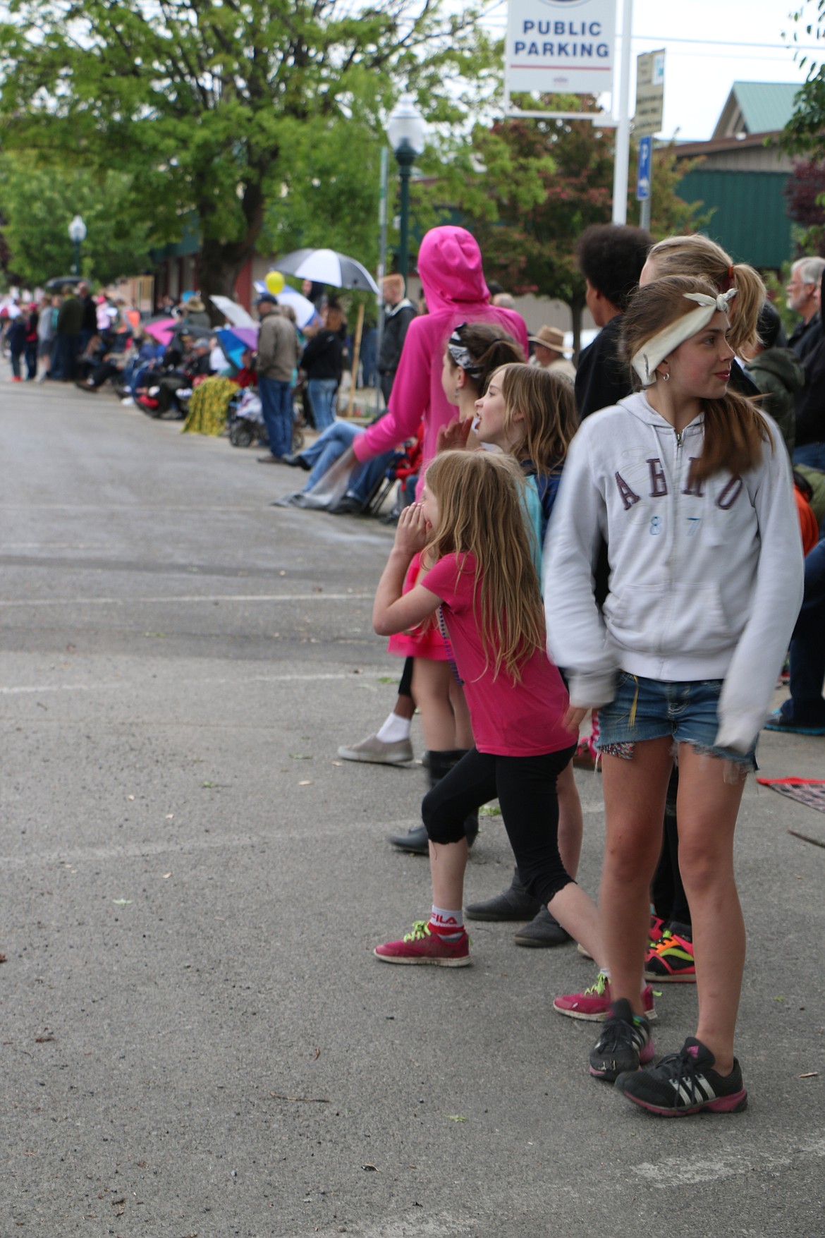 &#151;Photo by CAROLINE LOBSINGER
Youngsters cheer on their favorite cars during Friday&#146;s Lost in the &#145;50s parade