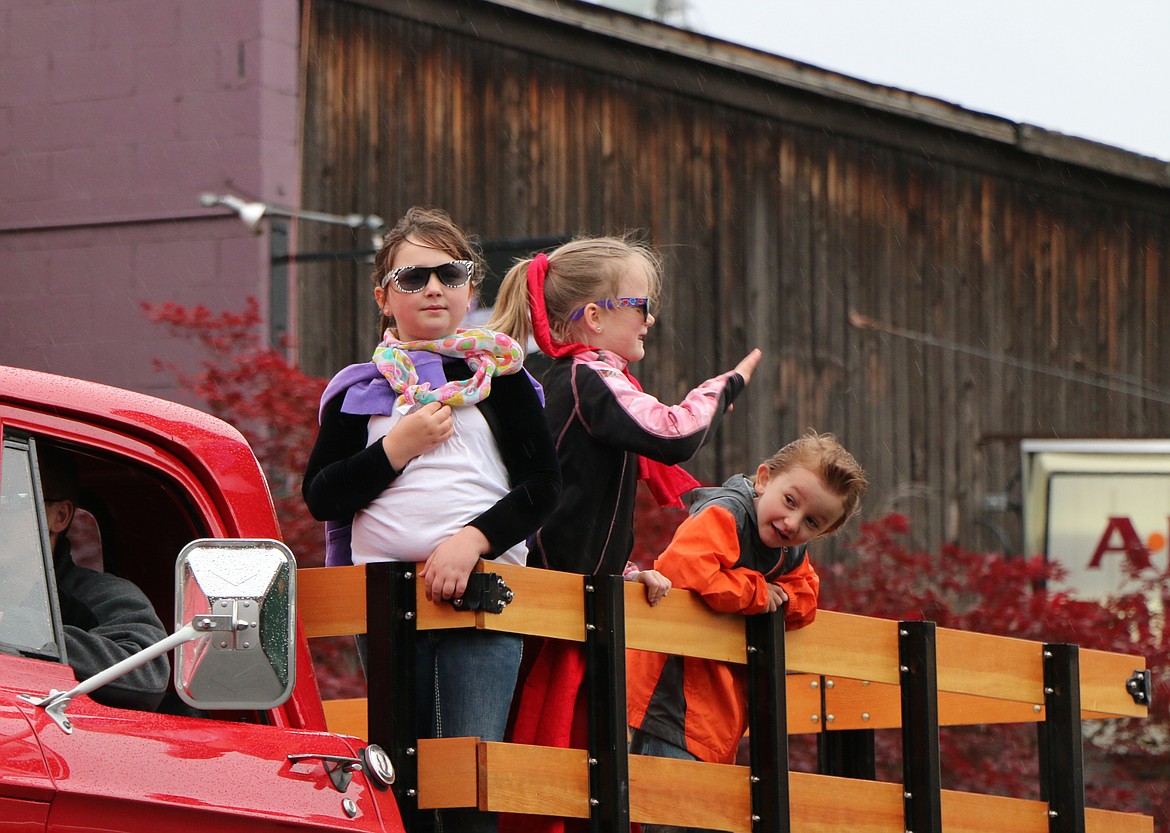 &#151;Photo by CAROLINE LOBSINGER
Young Lost in the &#145;50s parade participants wave to the crowd as they head down First Avenue during Friday&#146;s parade.