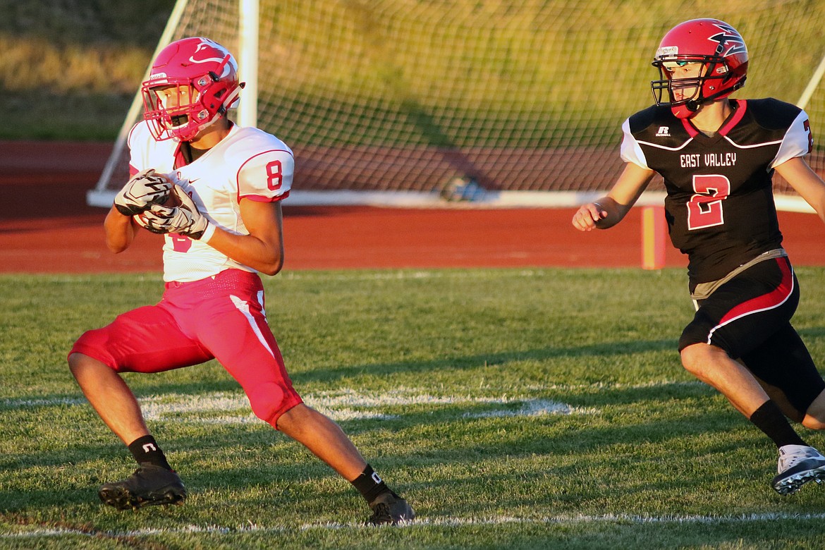 Bob Barrett&lt;br /&gt;
Asai Villarreal escapes the defense of East Valley's Lucas Juarez to catch a 15-yard touchdown pass on the Huskies' first possession.