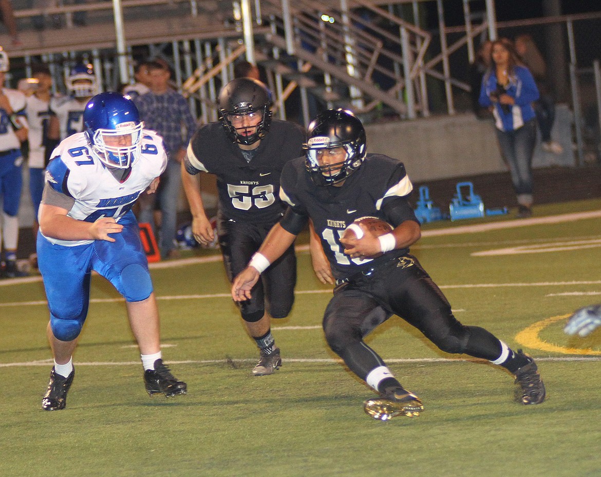 Ted Escobar/The Sun Tribune
Royal&#146;s Juan Niebla cuts up the field on one of his rushes with Jacob Joslin looking for a way to get between him and a Warden defender.