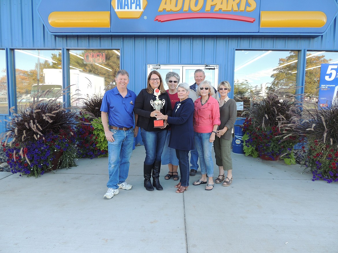 Ted Escobar/The Sun Tribune - Mickey and Rhonda Hoots, left, receive their Curb Appeal trophy from Lynette Caruthers of the Othello Beautification Committee. Accompanying Caruthers are Barb Hartwig, Liz Deasy and, in back, Ann and Dave Sperl.