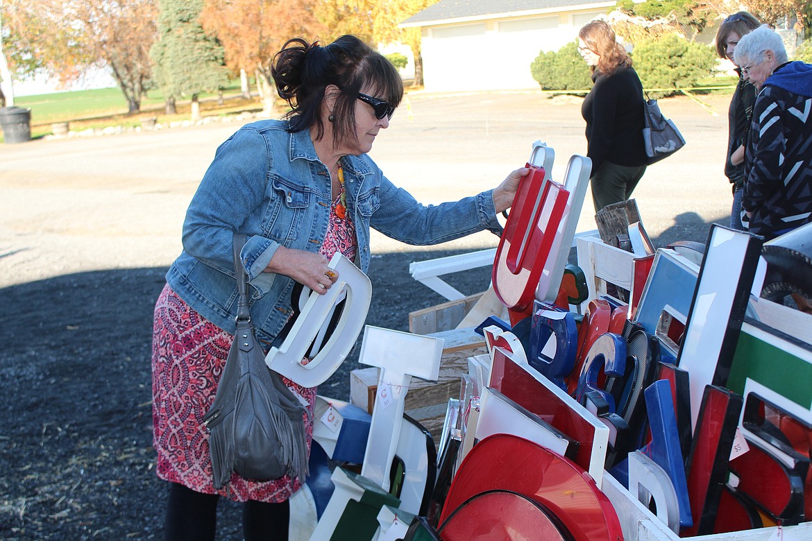 Cheryl Schweizer/Columbia Basin Herald
A shopper hunts for just the right letter at the Piper Barn Show Friday.