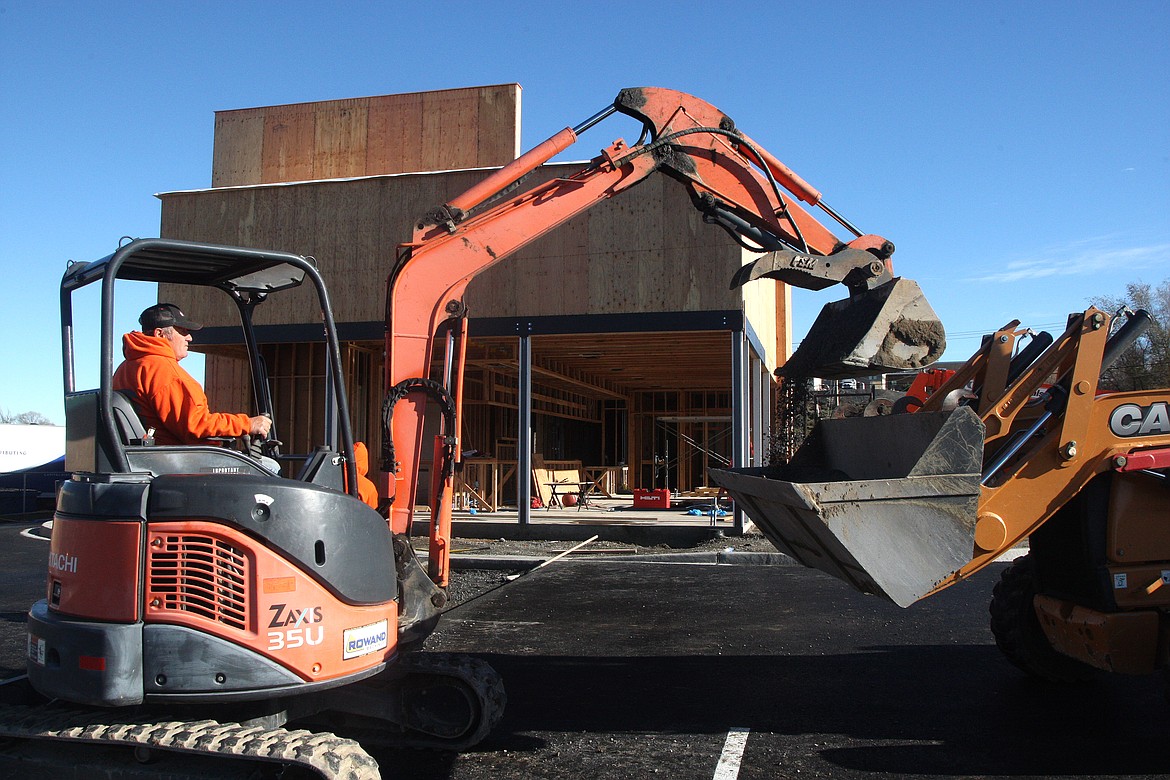 Rodney Harwood/Columbia Basin Herald
The parking lot and landscape phase of the Pizza Hut at 715 S. Pioneer Ave. is in progress. The 2,900 square foot building is expected to be completed in January.