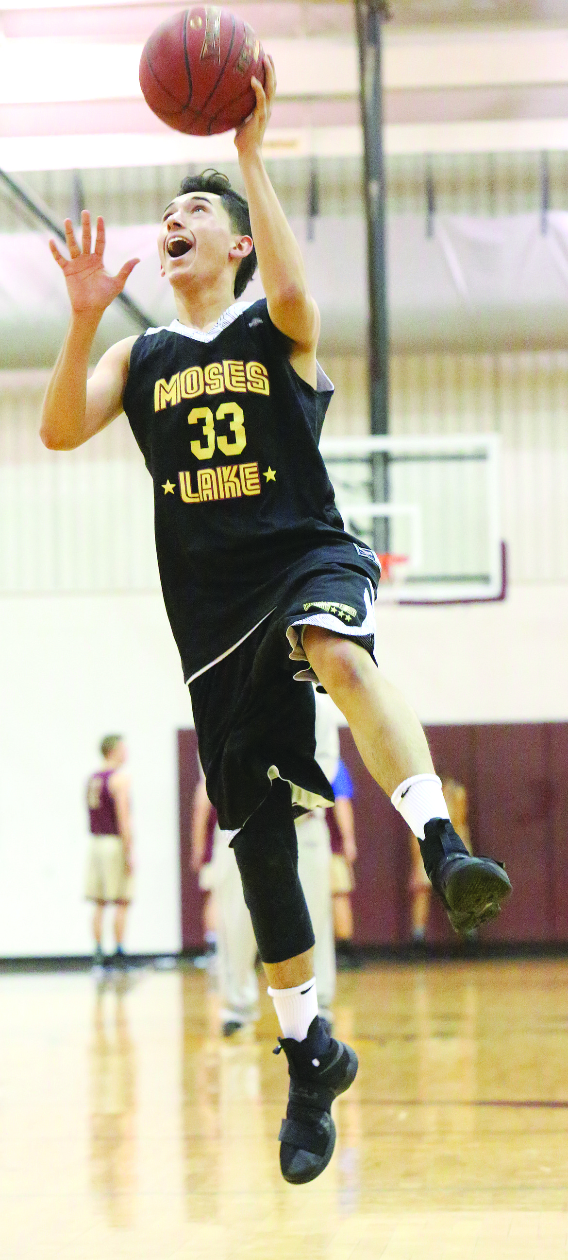 Connor Vanderweyst/Columbia Basin Herald
Vance Alvarado leaps for a lay up.