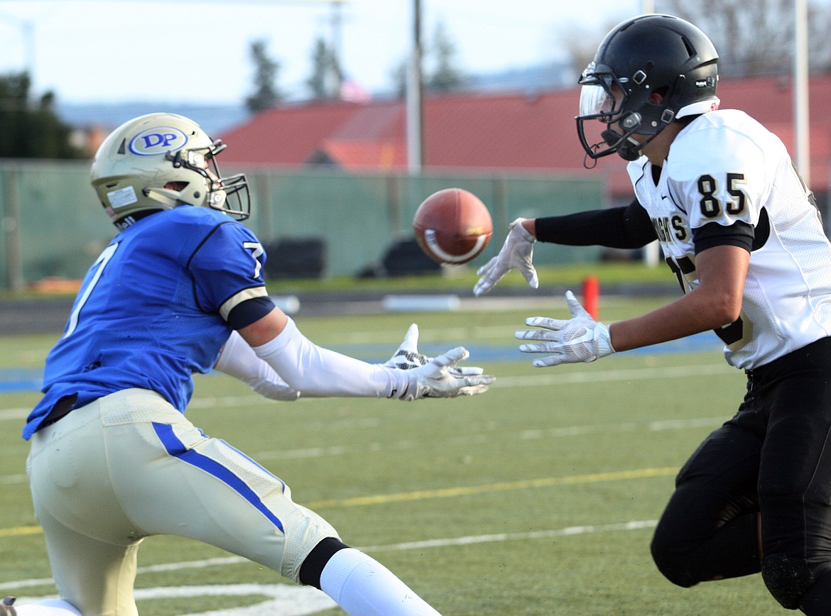 Rodney Harwood/Columbia Basin Herald
Royal cornerback Juan Ojeda knocks the ball away from Deer Park&#146;s reciever Everett Pierce during Saturday&#146;s Class 1A state semifinal game in Spokane.