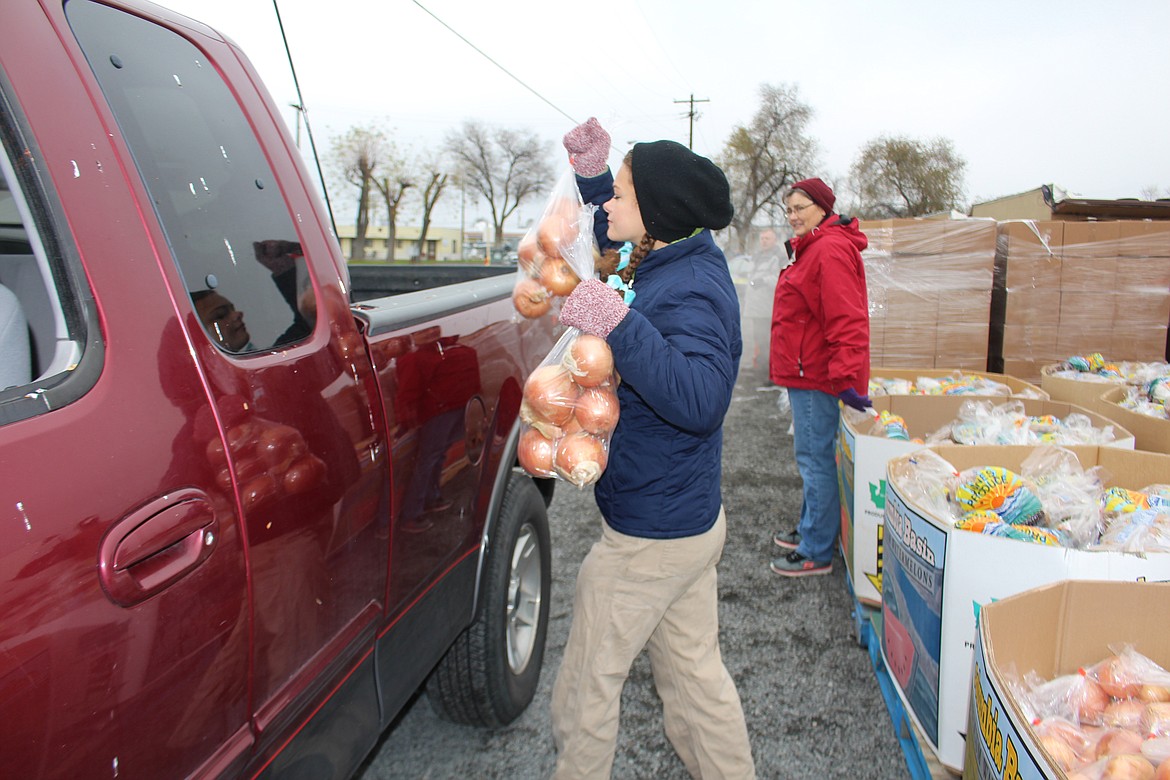 Cheryl Schweizer/Columbia Basin Herald
Thanksgiving baskets distributed by the Moses Lake Food Bank contained a little bit of everything, including onions. Distribution continues Tuesday and Wednesday.