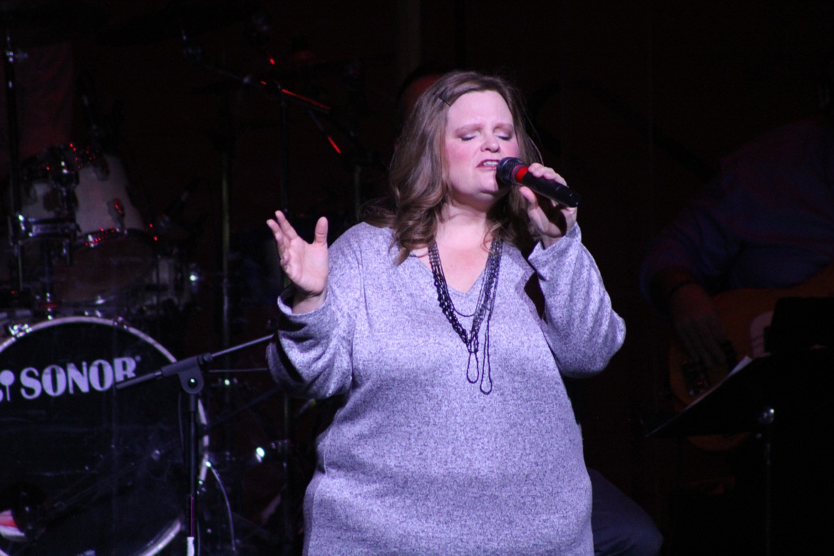 Richard Byrd/Columbia Basin Herald 
Deana Long sings from the heart during Saturday night&#146;s Serve Moses Lake benefit concert.