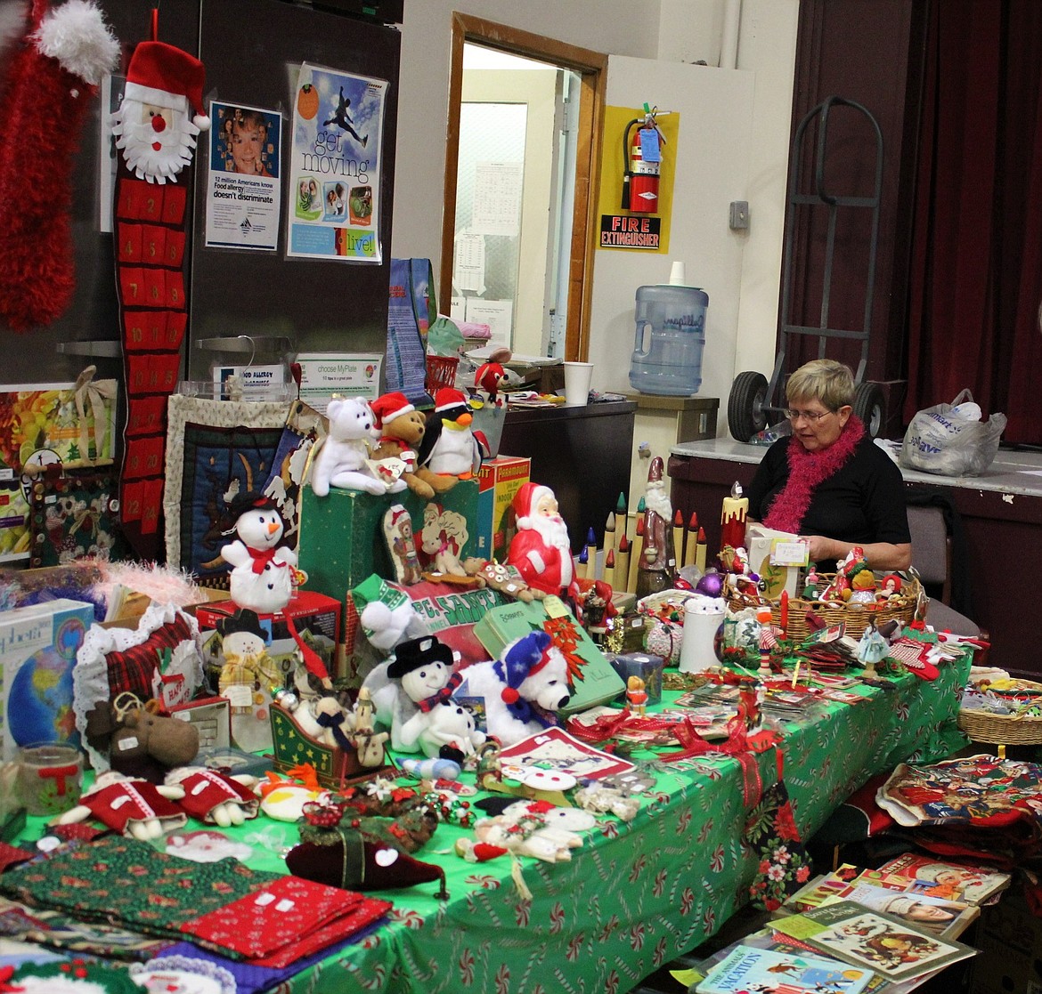 Vendors had tables filled with holiday gift ideas at the craft fair held in the school cafeteria at Alberton School on Saturday. (Photo by Kathleen Woodford/Mineral Independent)