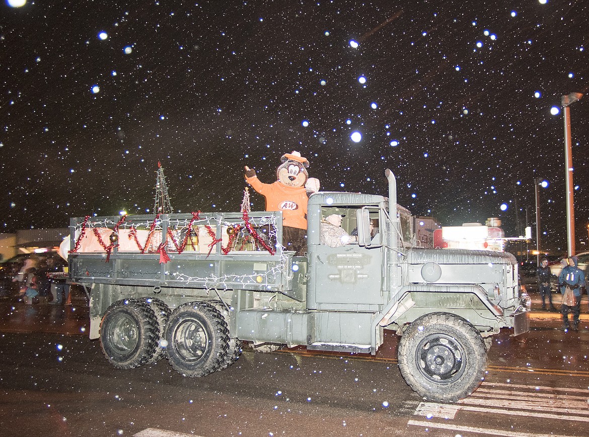 The A&amp;W bear waves to the crowd.