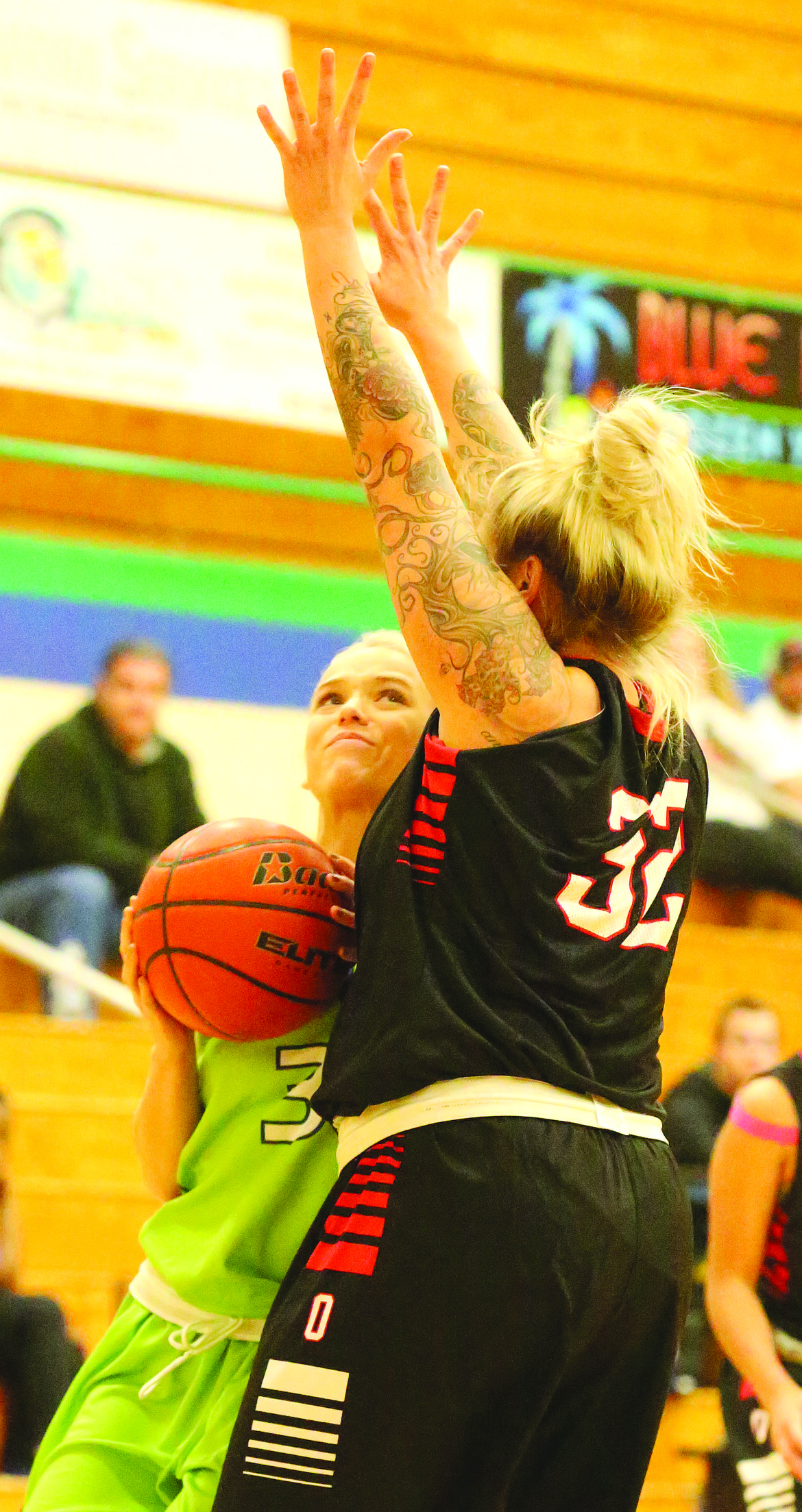 Connor Vanderweyst/Columbia Basin Herald
Big Bend guard Maddie Williams (green) tries to create space.