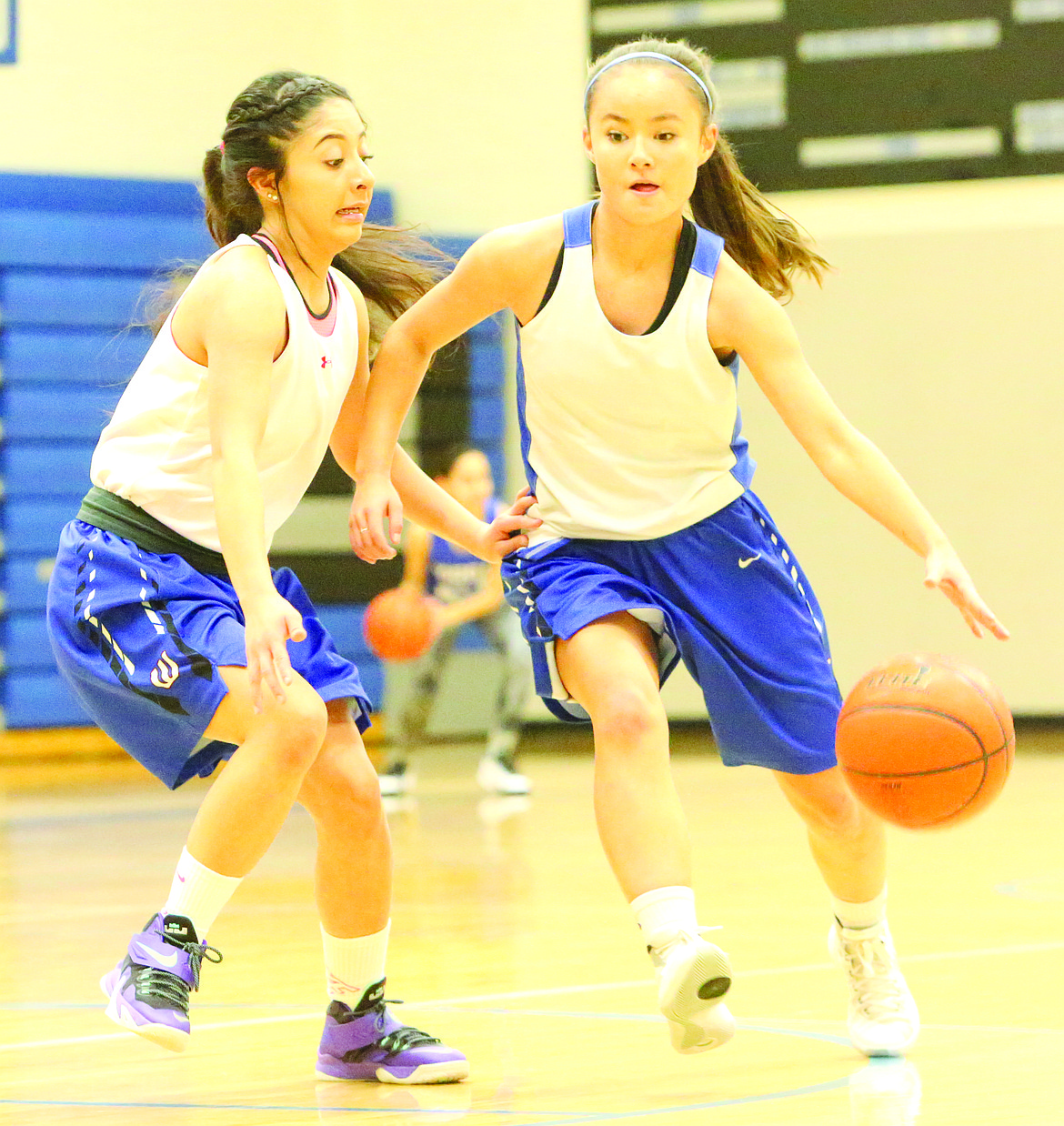 Connor Vanderweyst/Columbia Basin Herald
Warden guard Ashlyn Yamane (right) brings the ball up the court.