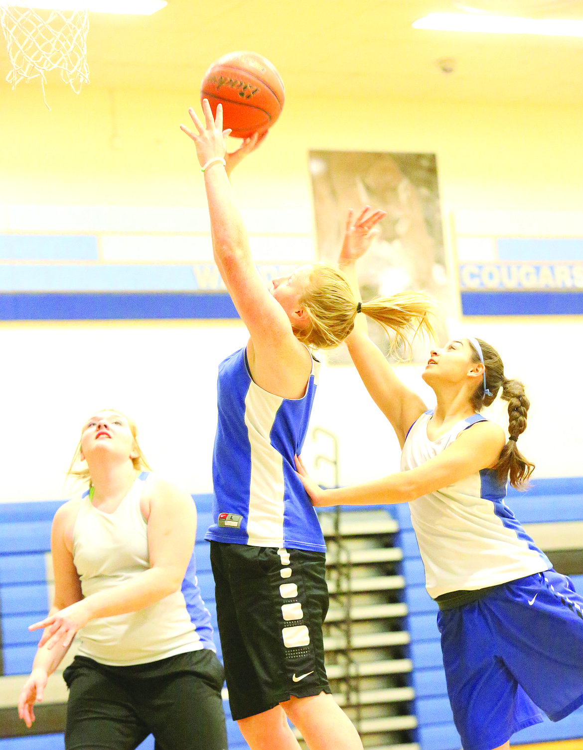 Connor Vanderweyst/Columbia Basin Herald
Warden's Bailey Whitney (center) goes up for a shot during practice.