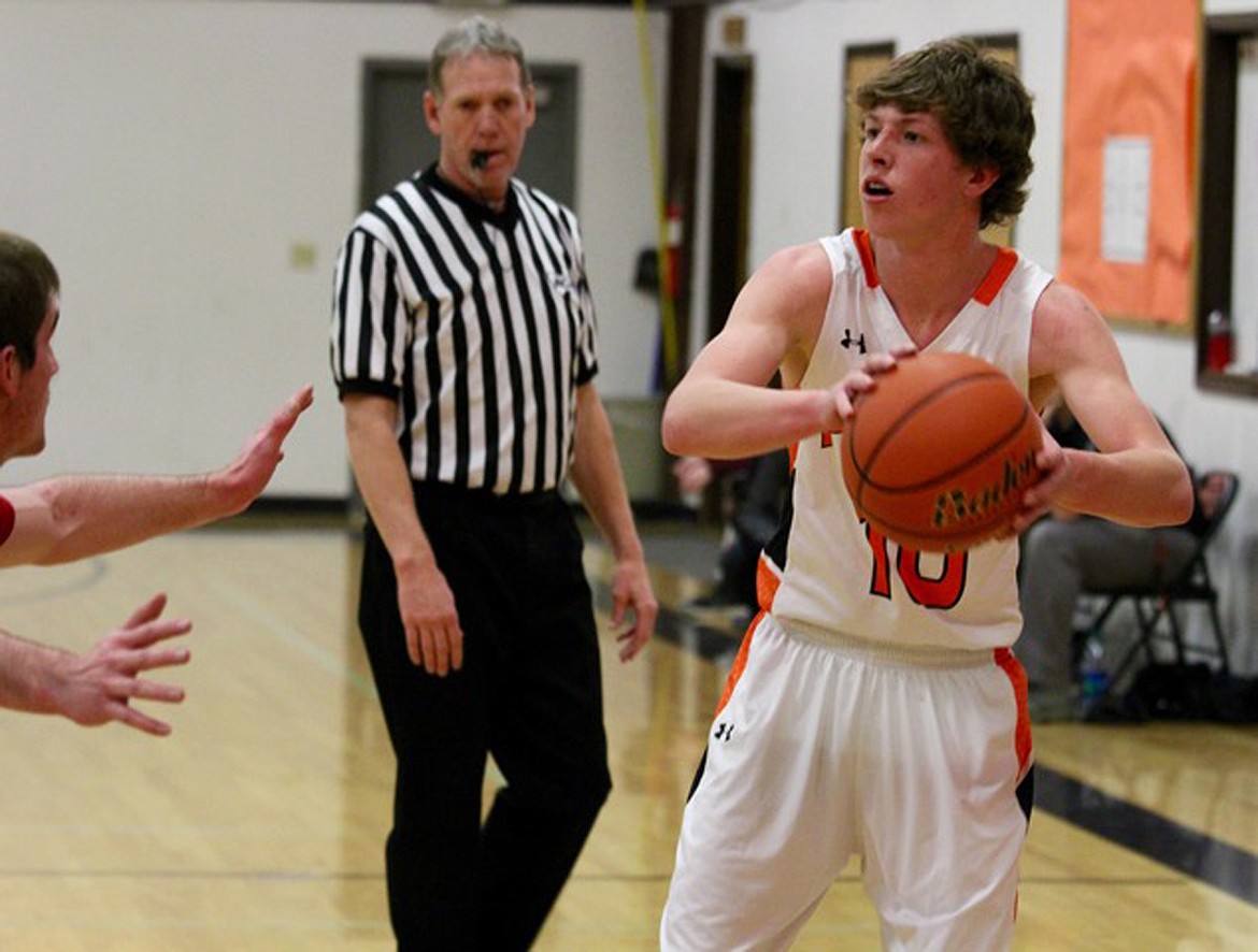 PLAINS&#146; RYAN OVITT holds the ball and looks for a teammate during Thursday&#146;s game against Darby.
